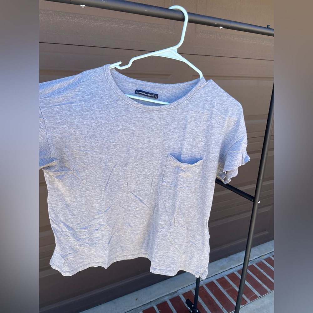 Abercrombie & Fitch gray t shirt. Tagged women’s size large, in excellent condit